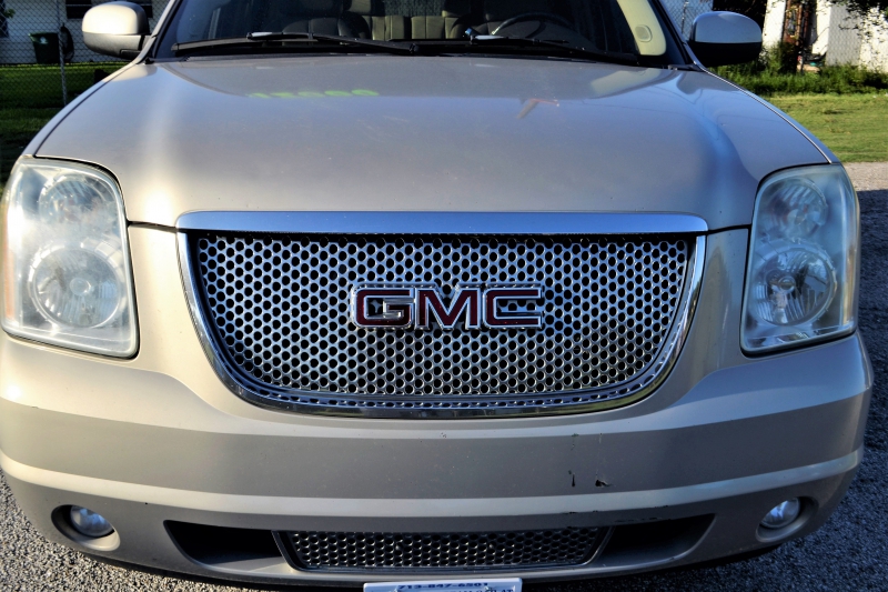 concession-moto-ST PAUL DE VENCE-min_gmc-yukon-truck-grill-2828425